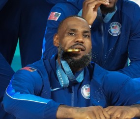 AYX-詹姆斯迎来十五赛季出色发挥，加拿大队观众热烈欢呼！