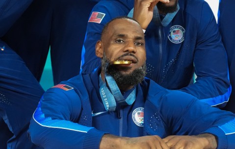 AYX-詹姆斯迎来十五赛季出色发挥，加拿大队观众热烈欢呼！