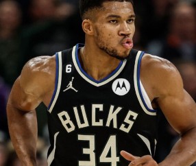 AYX-字母哥巅峰对决，穆雷与40激战尤文图斯分钟，高光表现胜负难料！的简单介绍